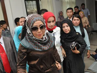Muzdalifah menjalani sidang cerai dengan pedangdut Nassar di Pengadilan Agama Kota Tangerang, Tangerang, Selasa (6/10). Dalam sidang yang tidak dihadiri Nassar itu, majelis hakim meresmikan keduanya berpisah secara verstek. (Liputan6.com/Faisal R Syam)
