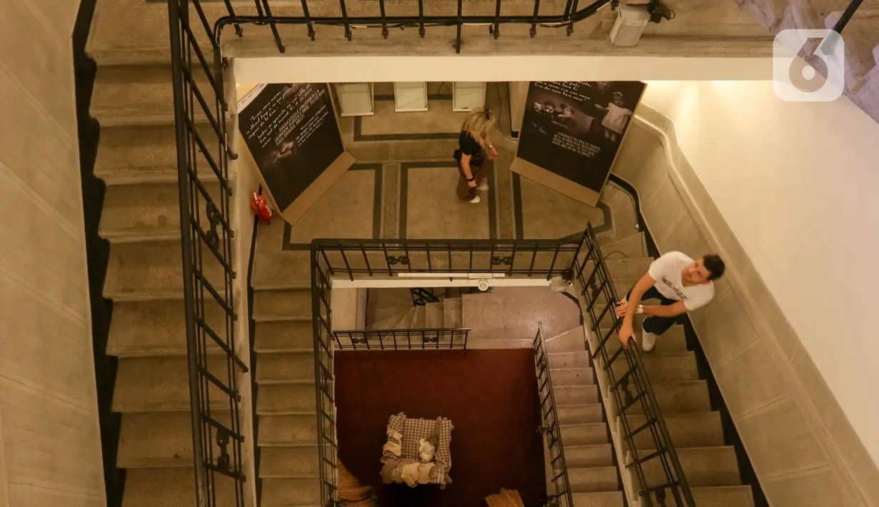 Di dalam gedung juga terdapat tangga internal, serta museum kecil yang mendokumentasikan kekayaan masa lalu The Arch of Triumph. (Liputan6.com/Herman Zakharia)