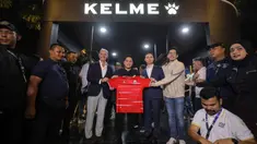 Ketua Umum Persatuan Sepak Bola Seluruh Indonesia (PSSI), Erick Thohir (tengah) saat menghadiri peluncuran jersey terbaru Timnas Indonesia di Plaza Utara Stadion Utama Gelora Bung Karno (SUGBK), Jakarta, Kamis (12/3/2026) malam. Apparel Kelme resmi meluncurkan jersey terbaru untuk Timnas Indonesia. (Bola.com/Bagaskara Lazuardi)