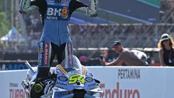 Digelar di Pertamina Mandalika International Street Circuit, Minggu (5/10/2025) siang WIB, Fermin Aldeguer tampil dominan setelah memimpin balapan sejak lap delapan. (SONNY TUMBELAKA/AFP)