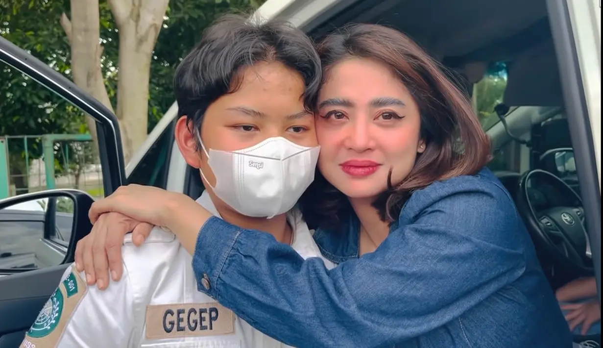 Dewi Perssik dan Gabriel (Youtube/DEWI PERSSIK)