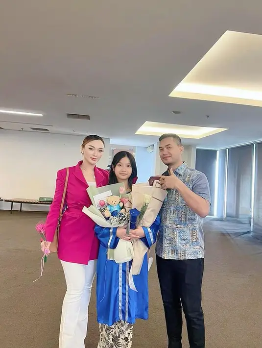 "Happy graduation sayang, you did well. Best of luck on your new beginnings!," tulis Zaskia Gotik membagikan fotonya. [Instagram/zaskia_gotix]