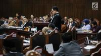 Ketua Tim Hukum Joko Widodo-Ma’ruf Amin, Yusril Ihza Mahendra memberi keterangan dalam sidang sengketa Pilpres 2019 di Gedung MK, Jakarta, Selasa (18/6/2019). Menurut Tim Jokowi, gugatan kubu Prabowo hanya berdasarkan asumsi tanpa dalil dan bukti-bukti yang kuat. (Liputan6.com/Faizal Fanani)