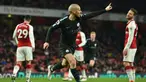 Gelandang Manchester City, David Silva, merayakan gol yang dicetaknya ke gawang Arsenal pada laga Premier League di Stadion Emirates, London, Kamis (1/3/2018). Arsenal kalah 0-3 dari City. (AFP/Glyn Kirk)