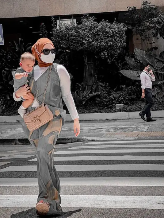 7. Chic dan stylish, Nathalie memadukan setelan abu-abu dan long sleeve putih, dengan hijab warna coklat muda. (Instagram/nathalieholscher).