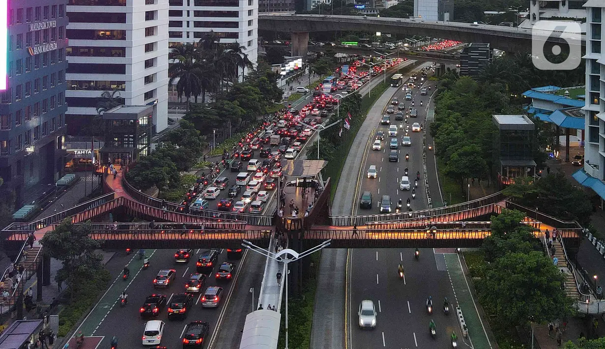 Arus lalu lintas di kawasan Jalan Sudirman, Jakarta, Senin (9/1/2023). Pemprov DKI Jakarta berencana untuk menerapkan kebijakan jalan berbayar atau 'Electronic Road Pricing' (ERP) di sejumlah ruas jalan Ibu Kota yang bertujuan untuk mengendalikan mobilitas warga DKI Jakarta. (Liputan6.com/Herman Zakharia)
