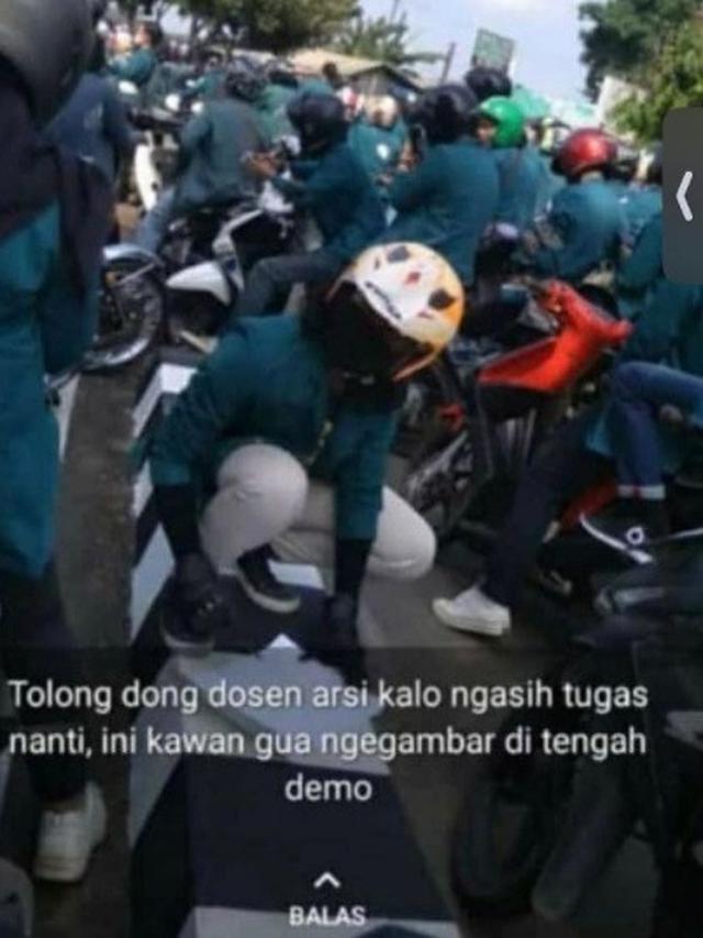 Viral Potret Mahasiswa Kerjakan Tugas Saat Demo Banjir Pujian Warganet Citizen6 Liputan6 Com