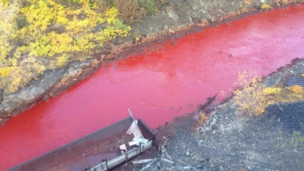 Sungai Daldykan di Norilsk berubah warna menjadi merah 