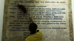 Petugas membersihkan prasasti Putusan Kongres Pemuda-Pemuda Indonesia di Museum Sumpah Pemuda, Jakarta, Selasa (23/10). Sumpah Pemuda terjadi pada tanggal 28 Oktober 1928. (Merdeka.com/Imam Buhori)