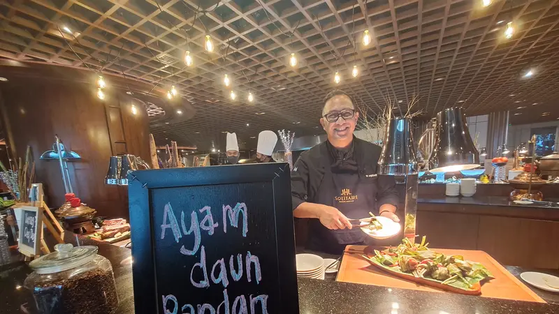 Selama Ramadhan, restoran di hotel bintang lima, JHL Solitaire Gading Serpong, Kabupaten Tangerang, Banten diubah menjadi Kampung Betawi.