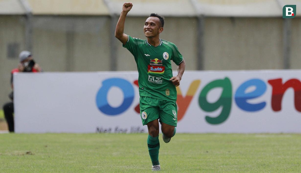 Striker PSS Sleman, Irfan Jaya melakukan selebrasi usai mencetak gol ke gawang Madura United dalam laga Grup C Piala Menpora 2021 di Stadion Si Jalak Harupat, Bandung, Selasa (23/3/2021). PSS Sleman kalah 1-2 dari Madura United. (Bola.com/M Iqbal Ichsan)
