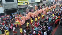 Arak-arakan atraksi liong perayaan Cap Go Meh melewati Jalan Suryakencana, Bogor, Jawa Barat, Selasa (19/2). Acara ini dipusatkan di Wihara Dhanagun. (Merdeka.com/Arie Basuki)