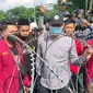 Ratusan massa pendemo yang bernaung di Aliansi Mahasiswa Sumsel melakukan aksi unjuk rasa di simpang lampu merah DPRD Sumsel (Liputan6.com / Nefri Inge)