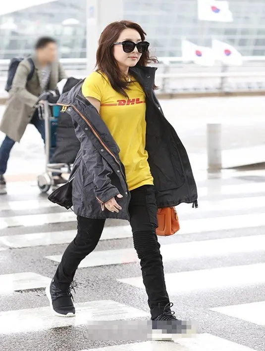 Namun uniknya, kaos oblong yang dikenakan Dara bertuliskan lambang iklan. Netizen mengira, Sandara Park tengah jadi bintang iklan dari merk tersebut. (Soompi/Bintang.com)