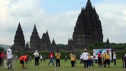 Peserta mengikuti Turnamen Gateball Prambanan Open 2 di Candi Prambanan, Yogyakarta, (7/5/2016). Gateball dimainkan oleh dua team dengan masing-masing 5 orang dan nantinya akan memainkan bola berhuruf.  (Boy Harjanto)