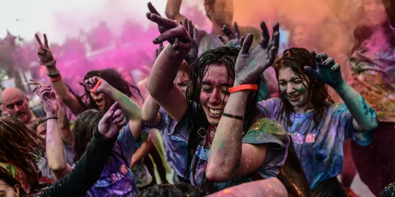 Keseruan Para Wanita Ikuti Color Sky Festival di Turki