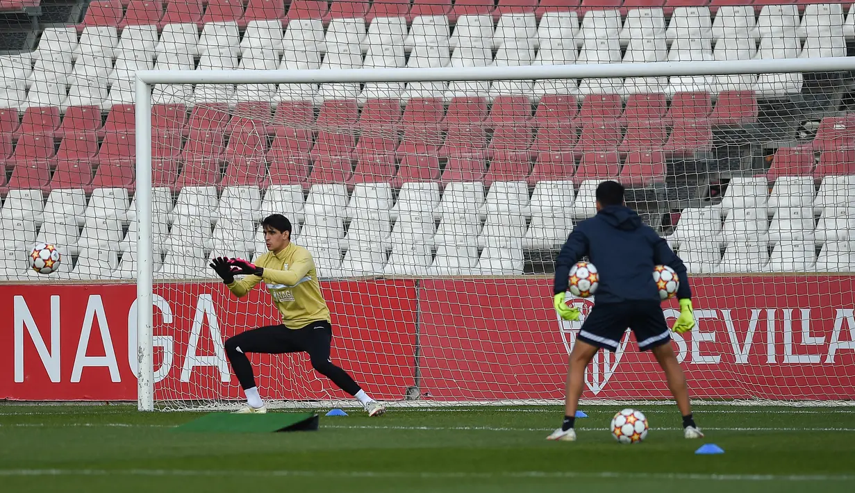Penjaga gawang Sevilla Bono (kiri) mengikuti sesi latihan di Seville, Spanyol, 22 November 2021. Sevilla akan menghadapi Wolfsburg pada pertandingan sepak bola Grup G Liga Champions. (JORGE GUERRERO/AFP)