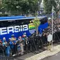 Para bobotoh memberikan dukungan kepada skuad Persib jelang lawan Persija, Sabtu (9/3/2024). (Bola.com/Erwin Snaz)