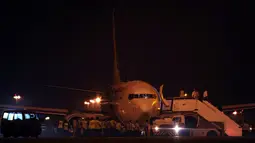 166 penumpang dinyatakan selamat, setelah pesawat Malaysia Airlines MH192 rute Kuala Lumpur-Bangalore, India, dipaksa mendarat darurat karena mengalami permasalahan pada gigi pendaratan (21/4/2014). (REUTERS/Samsul Said)