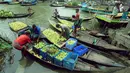 Para petani memasukkan jambu biji ke dalam perahu mereka sebelum menjualnya ke pasar apung di Barisal, Bangladesh, 14 Agustus 2020. Pasar apung yang berada sekitar 180 kilometer sebelah selatan Dhaka ini kerap ramai dipadati pembeli dan pedagang selama musim panen jambu biji berlangsung. (Xinhua)