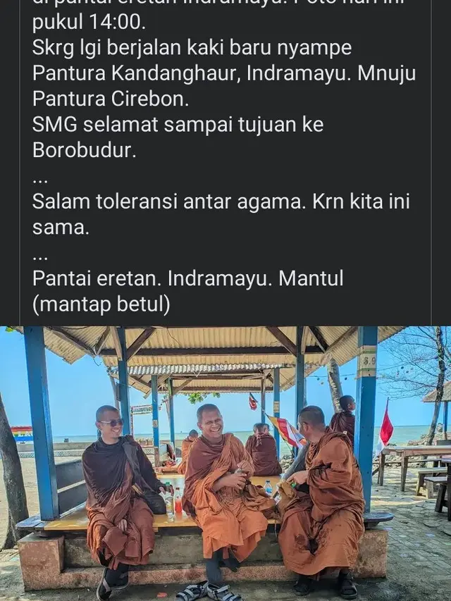 7 Momen Warga Berbagi Makanan Kepada Biksu dari Thailand, Indahnya Toleransi