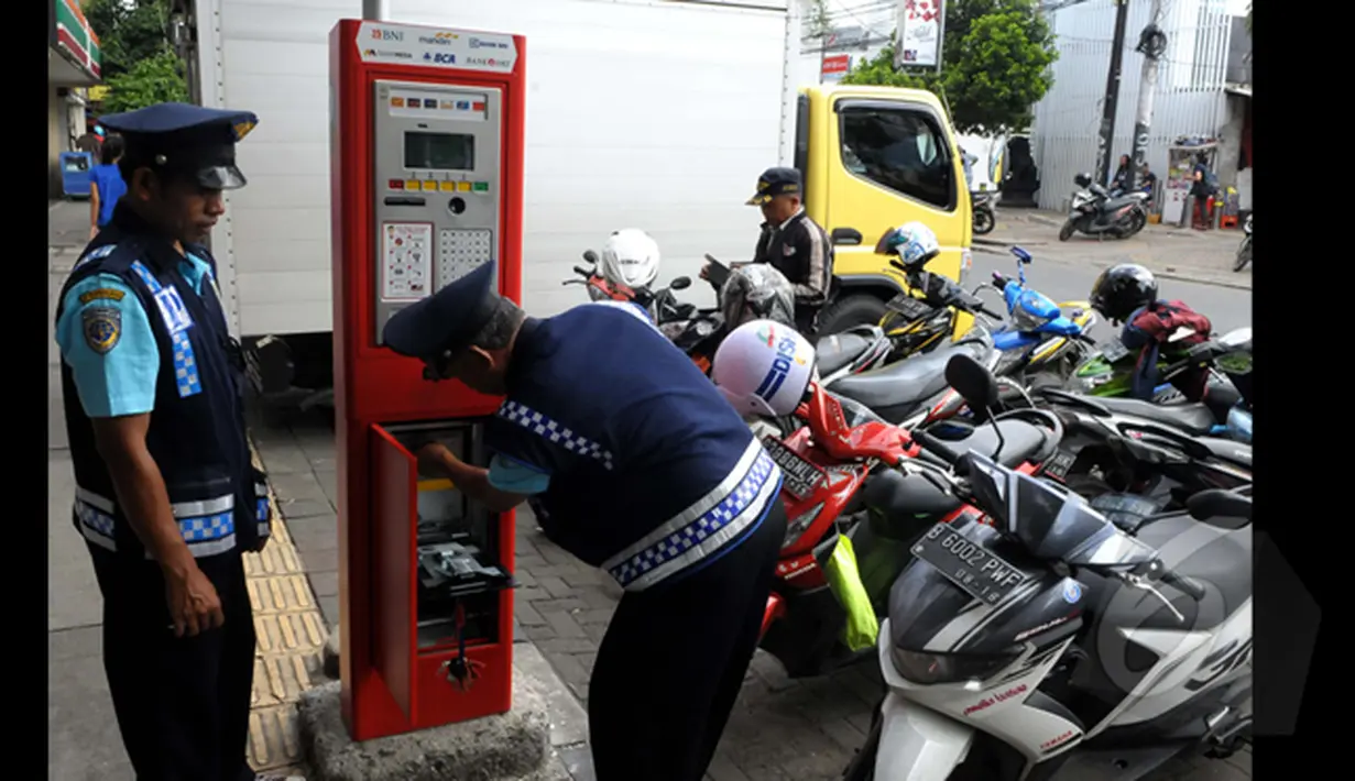 Petugas tengah mempersiapkan mesin pembayaran Teminal Parkir Elektronik (TPE) di Jalan Sabang, Jakarta, Kamis (29-01-2015).  Sebanyak enam bank terlibat dalam sistem pembayaran ini. (Liputan6.com/Andrian M Tunay)