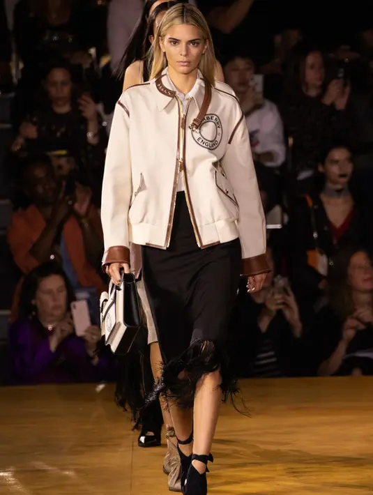 Model Kendall Jenner berjalan di catwalk untuk brand Burberry koleksi Spring/Summer 2020 di London Fashion Week pada Senin (16/9/2019). Dalam pagelaran fashion show kemarin, Kendall Jenner tampil mengejutkan dengan rambut pirang. (Photo by Vianney Le Caer/Invision/AP)