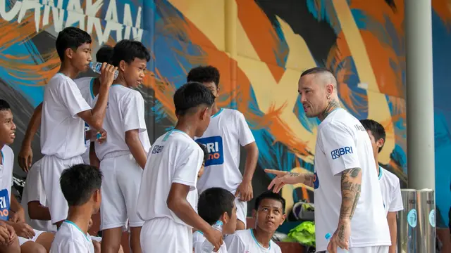 BRI Gelar Coaching Clinic Bersama Radja Nainggolan di BRILian Stadium