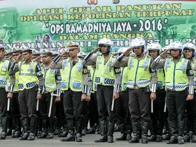 Kepolisian Polda Metro mengikuti apel pengamanan Idul Fitri di halaman Mapolda Metro Jaya, Jakarta, Selasa (5/7). Polda Metro kerahkan ribuan personil untuk pengamanan malam takbiran dan jelang Idul Fitri 2016.(Liputan6.com/Yoppy Renato)