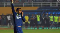 Ferdinand Sinaga mencium lambang Persib Bandung usai mencetak gol saat laga adu penalti melawan Persipura Jayapura di Stadion Gelora Sriwijaya, Palembang, (7/11/2014). (Liputan6.com/Helmi Fithriansyah)