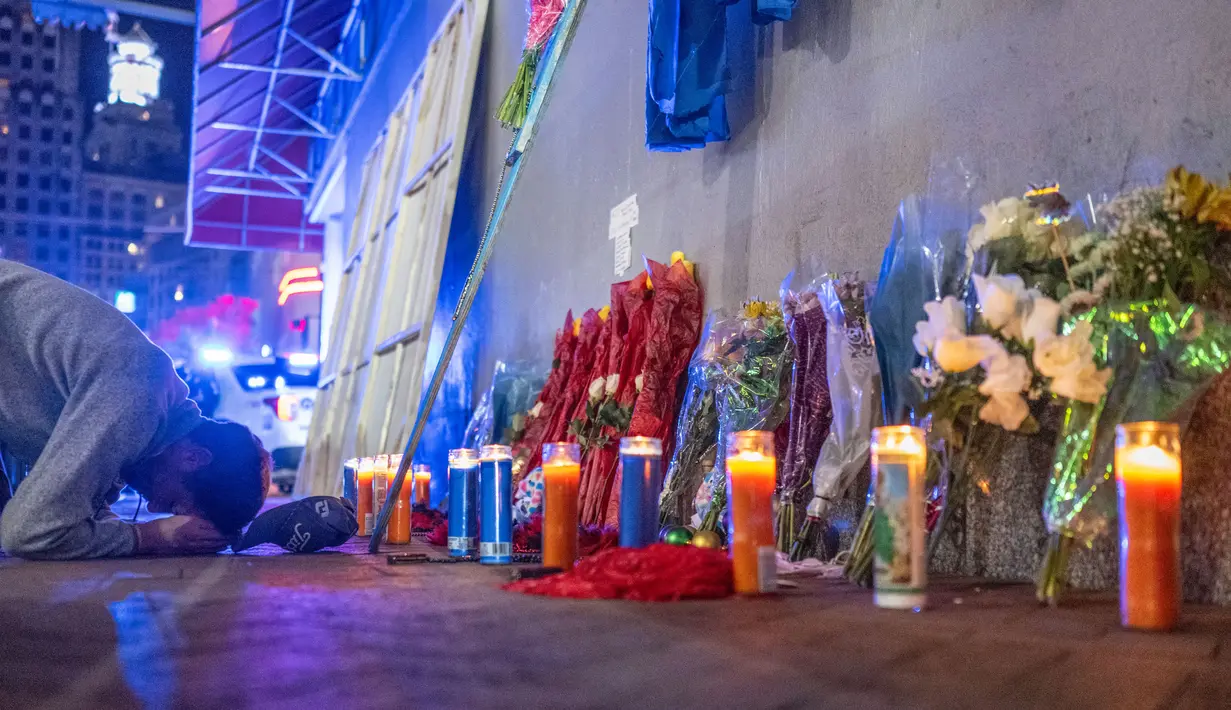 Seorang pria bereaksi saat berdoa di sebuah tugu peringatan di Bourbon Street setelah dibuka kembali untuk umum pada tanggal 2 Januari 2025, di New Orleans, Louisiana, Amerika Serikat. (ANDREW CABALLERO-REYNOLDS/AFP)