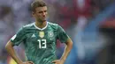 Thomas Muller menangis saat timnya kalah dari Korea Selatan pada laga grup F Piala Dunia 2018 di Kazan Arena, Kazan, Rusia, (27/6/2018). Jerman kalah 0-2 dari Korea Selatan. (AP/Thanassis Stavrakis)