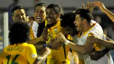 Gelandang Brazil, Paulinho, melakukan selebrasi usai mencetak gol ke gawang Uruguay pada laga lanjutan Kualifikasi Piala Dunia 2018 di Stadion Centenario, Uruguay, Kamis (23/03/2017). Tim Samba menang dengan skor 4-1. (AFP/ Dante Fernandes)