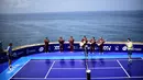 Musikus Mariachi tampil saat pertandingan tenis antara petenis Austria Dominic Thiem melawan petenis Jerman Alexander Zverev di Acapulco, Meksiko (26/2). Pertandingan ini digelar jelang mulainya turnamen tenis ATP 500 Meksiko. (AFP Photo/Pedro Pardo)