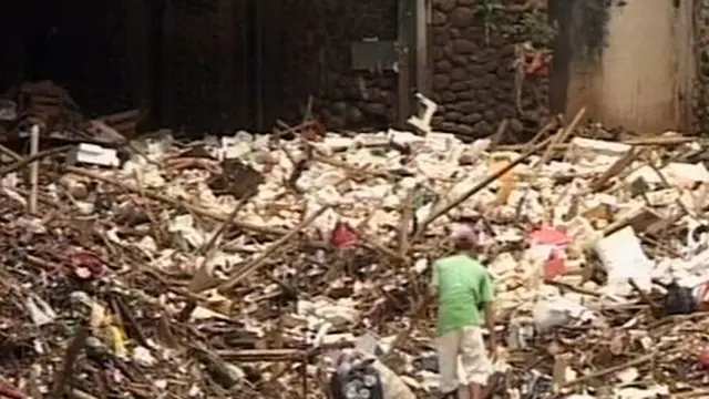 Gaji Dibayar, Sampah di Pintu Air Manggarai Berkurang