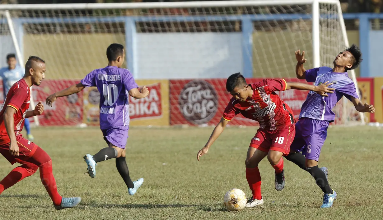 Pemain UPI berebut bola dengan pemain Unigal pada laga final Torabika Campus Cup 2017 di Gor Jati Padjajaran, Jatinangor, Kamis (28/9/2017). UPI menang adu penalti atas Unigal. (Bola.com/M Iqbal Ichsan)