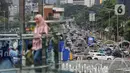 Dan sebagaimana tertulis dalam pasal 24 ayat (2) huruf g Undang-Undang Nomor 2 Tahun 2024, kewenangan khusus dalam subbidang lalu lintas dan angkutan jalan salah satunya meliputi pembatasan usia dan jumlah kepemilikan kendaraan bermotor perseorangan. (Liputan6.com/Angga Yuniar)