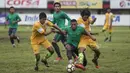 Striker Timnas Indonesia U-22, Yabes Roni Malaifani, berusaha melewati pemain PS Badung pada laga uji coba di Stadion Kapten I Wayan Dipta, Bali, Senin (10/7/2017). Timnas U-22 menang 6-1 atas PS Badung. (Bola.com/Vitalis Yogi Trisna)