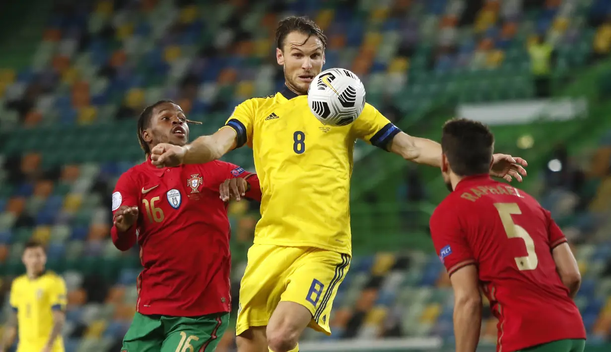 Pemain Swedia, Raphael Guerreiro, mengontrol bola saat melawan Portugal pada laga UEFA Nations League di Stadion Jose Alvalade, Kamis (15/10/2020). Portugal menang dengan skor 3-0. (AP Photo/Armando Franca)
