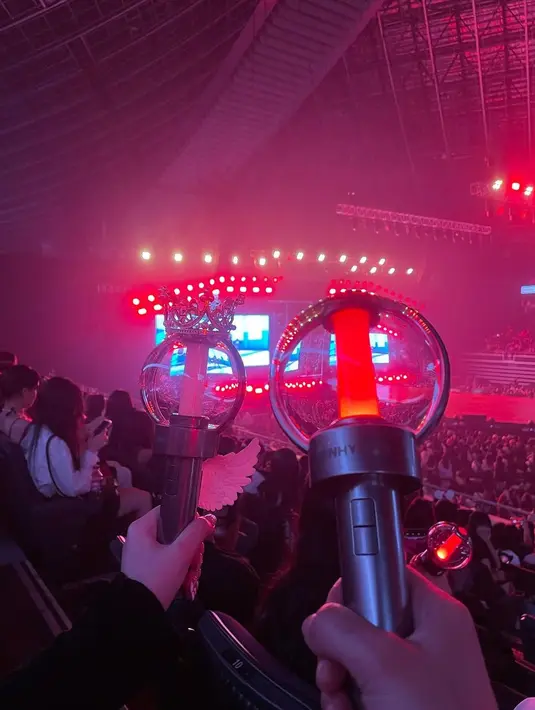 Ersa Mayori nonton konser Enhypen bersama putrinya, Tallula Malaika di Singapura. [Foto: Instagram/ersamayori]