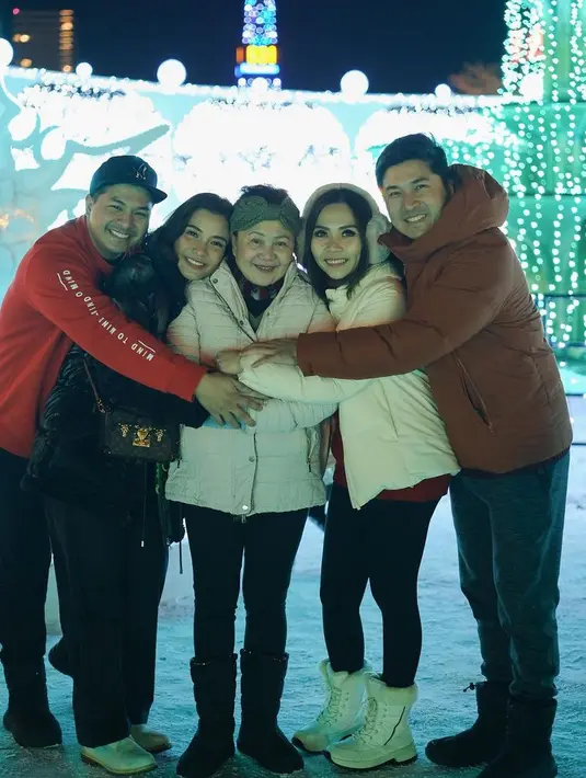 Chelsea Olivia dan Glenn Alinskie memilih mengajak anak-anak mereka Natalan di Jepang. Chelsea pun tampil dengan jaket dan celana hitam. [@chelseaoliviaa]
