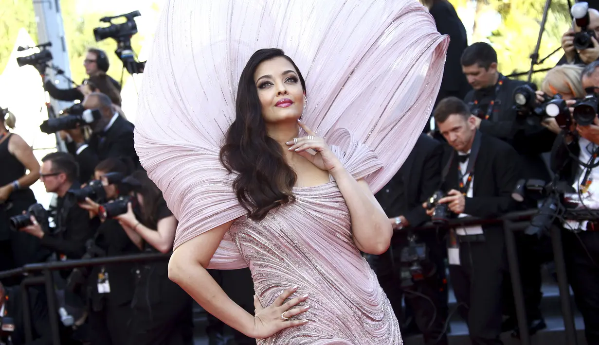 Aishwarya Rai berpose untuk fotografer setibanya pada pemutaran perdana film Armageddon Time di Festival Film Cannes, Prancis, 19 Mei 2022. (Photo by Joel C Ryan/Invision/AP)