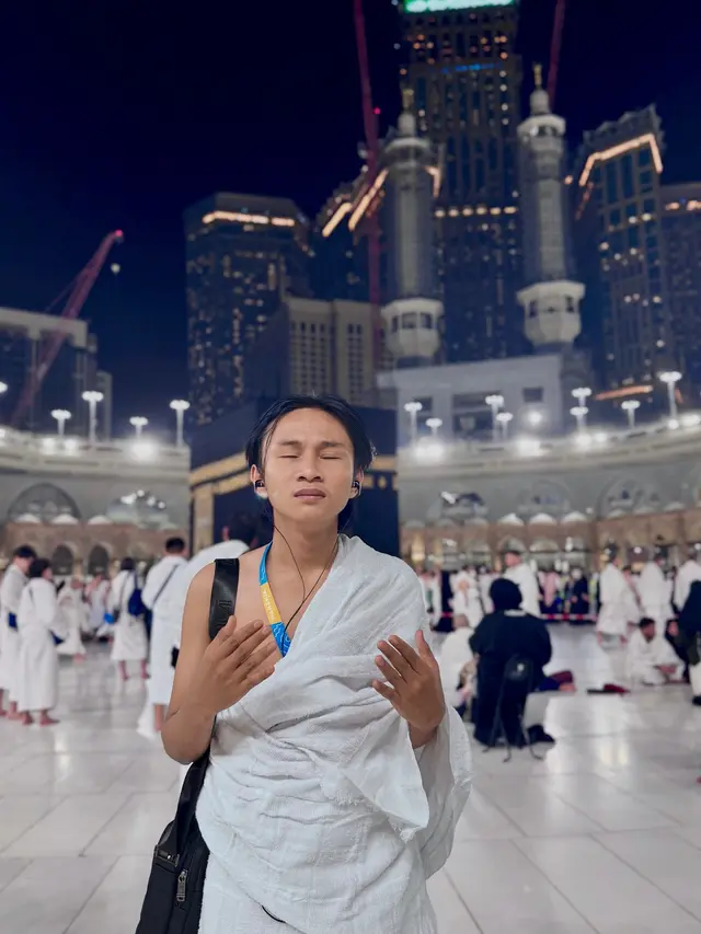 7 Momen Fajar Sadboy Umrah Bareng Manajer, Disebut Semakin Populer