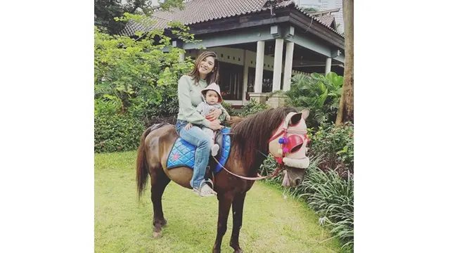 6 Potret Terbaru Briptu Eka Frestya saat Urus Anak, Ibu Idaman