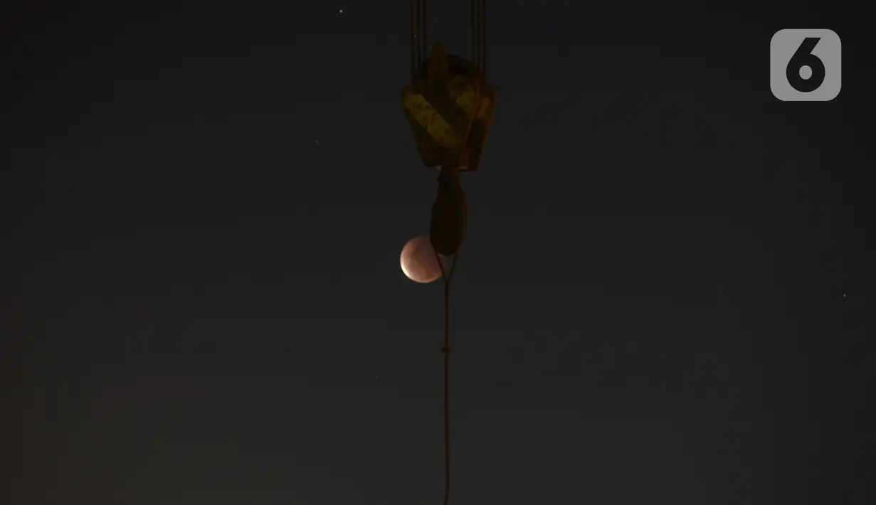 Gerhana bulan terlihat dari di Jalan Belah Kapal, Cilincing, Jakarta Utara pada Rabu (26/5/2021). Gerhana bulan yang disebut juga fenomena "Super Blood Moon" tersebut berlangsung sekitar lima jam lima menit dan dapat disaksikan dari seluruh Indonesia. (merdeka.com/Imam Buhori)