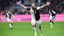 Striker Juventus, Gonzalo Higuain, merayakan gol yang dicetaknya ke gawang Inter Milan pada laga Serie A di Stadion San Siro, Milan, Minggu (6/10). Inter kalah 1-2 dari Juventus. (AFP/Alberto Pizzoli)