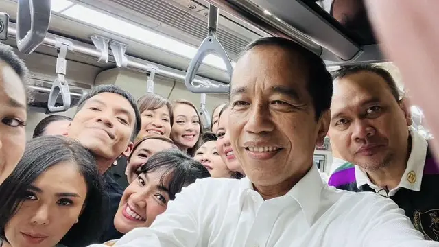 Potret Tampilan Artis saat Mencoba LRT bersama Jokowi
