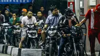 Antrean panjang tampak terlihat, mereka memburu BBM agar mendapatkan harga saat ini yakni premium Rp 6.500 per liter, dan solar Rp 5.500 per liter, Jakarta, Senin (17/11/2014). (Liputan6.com/Faizal Fanani)