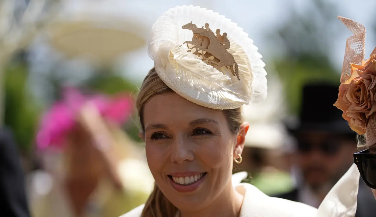 Carrie Johnson, istri Perdana Menteri Inggris Boris Johnson, tersenyum pada hari keempat pertemuan pacuan kuda Royal Ascot di Ascot Racecourse, Ascot, Inggris, 17 Juni 2022. (AP Photo/Alastair Grant)