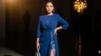 Long Dress Belah Depan yang Sopan (Foto: Gemini)